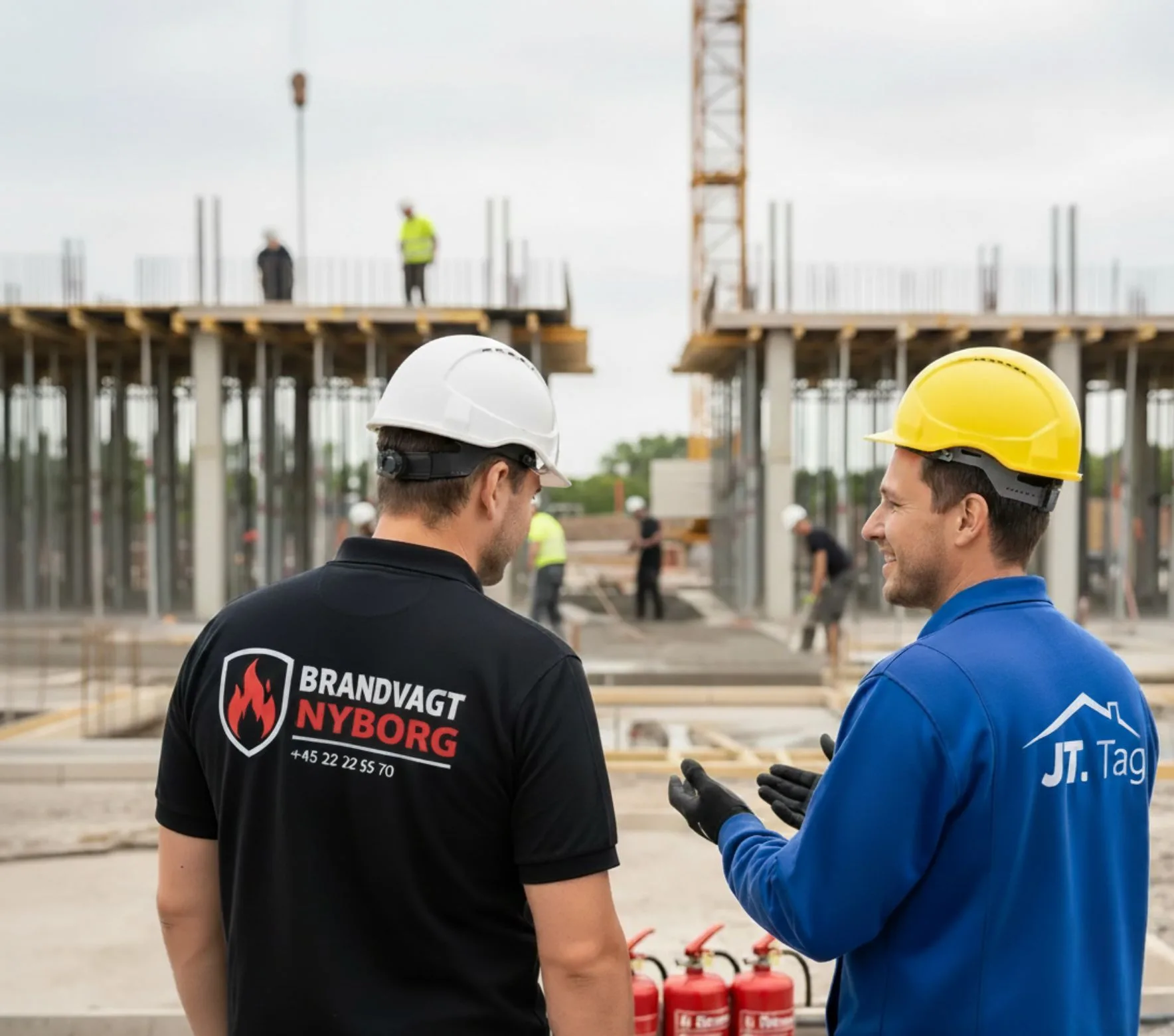 brandvagt nyborg og tagdækker samarbejder på byggeplads med brandslukkere og helm ved varmt arbejde